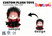 Poupée en peluche Lolita Gothique Nocturne avec bonnet en dentelle noire, volants rouges, cheveux roses, yeux étoilés et breloque croix personnalisée