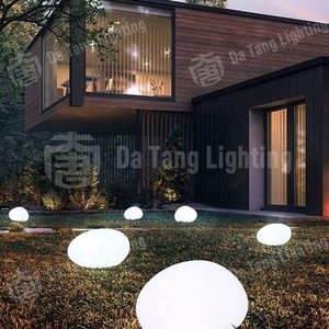 Lumière décorative en galets illuminant les chemins de jardin et les allées communautaires avec une subtile lumière LED - Product Image 1