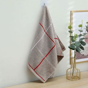 Serviette de toilette rayée de luxe avec logo personnalisé, 100% coton éponge doux de qualité supérieure, tissu jacquard, idéale pour les hôtels et les bains. - Product Image 3