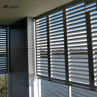 Volet pare-soleil en aluminium blanc aérodynamique pour façade de villa de luxe