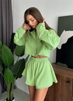 Ensemble de détente deux pièces rose pour femme, haut court boutonné à manches longues et short fluide à taille élastique, pyjama décontracté d'été, vente en gros personnalisée