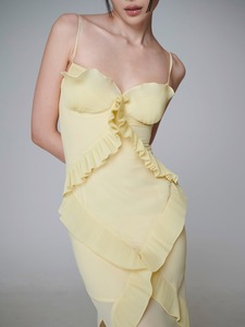 Abito Lungo Giallo con Spalline Sottili, Lussuoso Vestito a Vita Alta con Orlo Irregolare, Disponibile per Dropshipping - Product Image 3