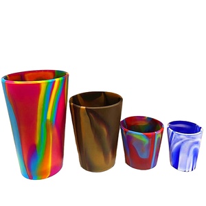 Nouveau produit : Verre à vin rouge en silicone, tasse à eau de voyage créative, fond plat, antidérapant, anti-chute, pour fêtes, camping, et bières. - Product Image 1