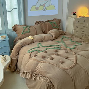 Copripiumino fragola ricamato in velluto di latte imbottito caldo cartone animato dormitorio per studenti doppio inverno Set biancheria da letto 4 pezzi - Product Image 4