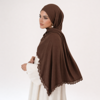 Hijab Jersey Warna Solid dengan Sentuhan Sutra Berat dan Tepi Renda, Kain Ringan Pelindung dari Sinar Matahari dan Bernapas untuk Hijab Luar Ruangan di Cuaca Cerah.