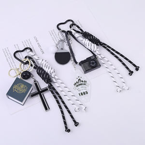 LLavero de cámara de estrella de moda, cuerda trenzada tejida en blanco y negro, gancho en forma de corazón, accesorios para coche Mini, colgante, llavero de plástico - Product Image 5