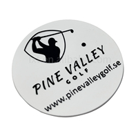 Étiquette en PVC souple avec logo en relief 3D personnalisé, bord découpé au laser et forme en rouleau pour étiquettes de vêtements