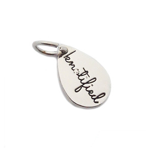 Populaire petit logo marque gravé pendentif personnalisé fait breloques étiquettes de bijoux en métal pour bracelet - Product Image 1