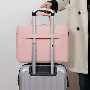 Housse pour ordinateur portable unisexe, imperméable et durable, avec fermeture éclair, sac messager, sac à main en polyester personnalisé de 15,6 pouces, sac à bandoulière pour ordinateur portable. - Product Image 6