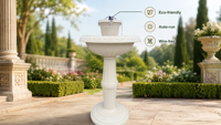 Fontaine sur piédestal classique blanche avec bassin à niveaux, pulvérisateur en forme de couronne, base ornée en relief et décoration aquatique pour jardin extérieur