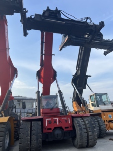 Apilador de Contenedores Usado de Marca China SRSC45C30, Máquina Elevadora de Contenedores de Puerto de 45 Toneladas con Motor Volvo - Product Image 4