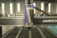 Machine de fraisage CNC 3 axes 1325x1530mm avec broche rotative, servomoteur ATC, engrenage et pompe pour bois/acrylique/MDF, système de contrôle Syntec