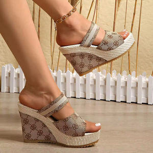 Chaussons de luxe de créateur à enfiler, confort premium, pour la maison, en PVC moelleux pour femme, avec plateforme épaisse et fermeture Velcro, style baskets tendance - Product Image 3