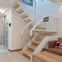 Escalier droit sur mesure en acier et bois à double poutre pour villa, avec poutres inclinées et rampes en verre et bois massif, pour intérieur de duplex et loft