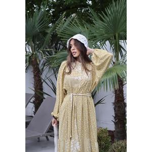 Vestido con cuello mandarín y estampado floral amarillo con cinturón en la cintura - Amarillo - Product Image 5