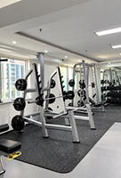 Support à haltères à deux niveaux SK-L43 avec plateaux inclinés et base stable pour salle de sport commerciale et salle de sport d'hôtel