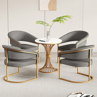 Luxuriöse nordische Möbelgarnitur: Moderne Samt-Sessel mit Metallgestell für Wohnzimmer und Lounge – Goldene Flügelstühle