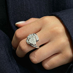 Anillo de Diamantes con Corte Pera en Oro Blanco con un Diseño Único de Bypass, Detalles de Diamantes Baguette y Elegancia Atemporal, Ideal para Regalo - Product Image 1