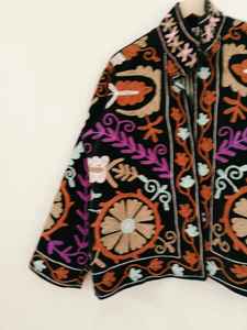 Chaqueta Suzani de Terciopelo Negro, Abrigo de Invierno Bordado, Chaqueta Bordada Suzani, Abrigo Artesanal Bohemio - Product Image 5