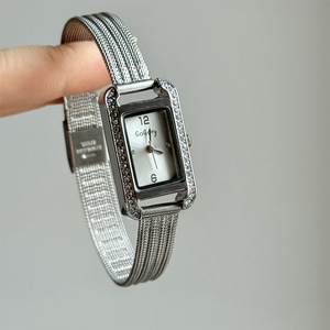 Montre-bracelet <span class=keywords><strong>pour</strong></span> <span class=keywords><strong>femme</strong></span> de haute qualité, rectangulaire, <span class=keywords><strong>petit</strong></span> cadran, incrustée de cristaux étincelants, <span class=keywords><strong>lunette</strong></span> dorée - Product Image 4