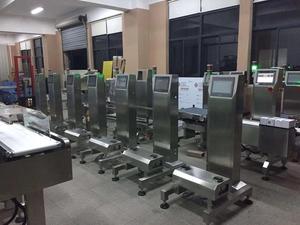 เครื่องตรวจสอบโลหะในอาหารแบบสายพานลำเลียงพร้อมเครื่องชั่งน้ำหนักอัตโนมัติ - Product Image 1