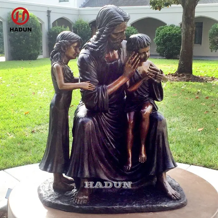 Знаменитый открытый сад Иисус с детской статуей бронзовая