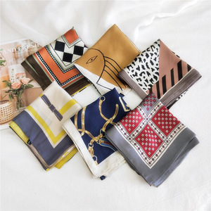 Nuovi Arrivi Genya: <span class=keywords><strong>Bandana</strong></span> Quadrata Stampata 70*70cm in Poliestere, Foulard Decorativo, <span class=keywords><strong>Bandana</strong></span> per <span class=keywords><strong>Capelli</strong></span> da Donna - Product Image 2