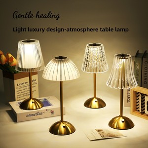 Lampada da Tavolo Retrò di Lusso in Cristallo <span class=keywords><strong>con</strong></span> Interruttore Touch, Batteria Inclusa, Paralume in Acrilico - Luce d'Atmosfera per Camera da Letto e Uso Universale - Product Image 3