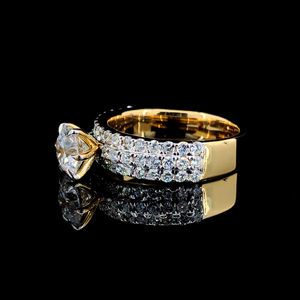Elegante anillo de diamantes de oro con piedra central de corte brillante-Belleza de diamantes cultivados en laboratorio para un aspecto clásico y radiante - Product Image 3