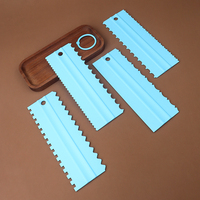 Lot de 4 spatules à gâteau écologiques en plastique avec peigne et design carré décoratif pour le sucre et le plâtre