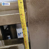Rampe d'escalier intérieure moderne de luxe en laiton, profilée, segmentée verticalement avec verre trempé