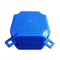 Surfaces en HDPE polies résistantes aux rayures, durables face au contact répété des coques, pour quais flottants de marinas de yachts