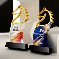 Offre Spéciale 2026 – Trophée en Métal et Cristal Thème Cheval, Gravure Laser, Style Minimaliste Moderne pour Cérémonie Annuelle des Employés, Plaque d'Honneur