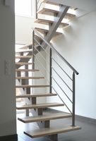Escalier droit à poutre simple haute performance avec marches classiques en bois massif pour villa