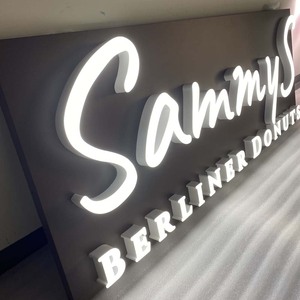 Insegna LED 3D Personalizzata a Doppio Carattere con Pannello Posteriore Nero per Decorazione Murale di Panetterie Artigianali e Negozi di Dolciumi - Product Image 2