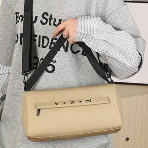 Sac bandoulière cylindrique Yzn vert moyen, souple, résistant à l'usure, fermeture éclair, pour sports de plein air et usage quotidien - Product Image 3