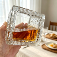 Bouteille en verre carrée gaufrée Super Flint de 500 ml 650 g pour l'emballage de whisky, spiritueux et liqueurs