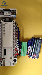 Controlador Lógico Programable PLC FX2N-64MR-ES/UL, Módulo de Control Industrial, Controlador Programable, Salida de Relé, Fuente de Alimentación CA - Product Image 1