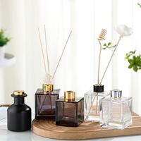 Concevez votre propre flacon de parfum carré en verre de luxe avec bouchon à vis et diffuseur à roseaux