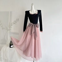 Ensemble deux pièces pour femmes, haut noir élégant brodé de dentelle + jupe midi rose poudré taille haute, pour les fêtes et les mariages