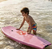 Planche de surf rose pour la plage, adaptée aux débutants