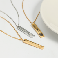 Collier personnalisé en acier inoxydable plaqué or 18 carats avec pendentif rectangulaire gravé d'un empreinte digitale unisexe