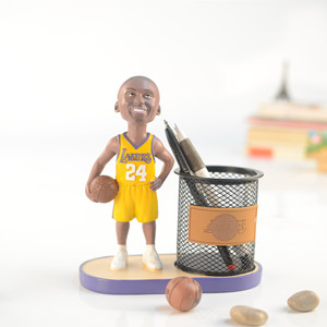 Figurine de joueur de basket-ball en résine faite à la main, porte-stylo, statue de star sportive pour bureau, cadeau personnalisé pour les fans, décoration de bureau et de maison - Product Image 1