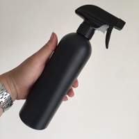 Vente en gros de flacons pulvérisateurs cosmétiques en plastique HDPE noir mat de 500 ml, couleur personnalisée, flacon rond Boston, mini pompe à gâchette, pulvérisation fine
