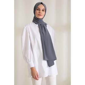 ผ้าคลุมไหล่ไหมเมดินา สีแอนทราไซต์ ผ้าพันคอยาวสำหรับผู้หญิง สไตล์หรูหรา เนื้อผ้านุ่ม - Product Image 3