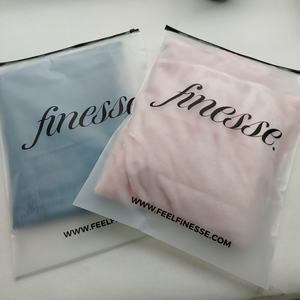 Bolsa con cierre deslizante esmerilado impresa a medida con material de PE reciclable para embalaje de ropa y artículos de boutique de primera calidad - Product Image 3