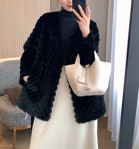 Cappotto in Pelliccia Ecologica di Alta Qualità per Donna, Elegante e Spesso, Morbido e Soffice, Nuovo Stile Invernale con Bordi in Pelliccia - Product Image 5