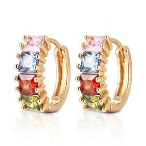 Pendientes de aro Huggie de cristal multicolor en tono dorado para mujer, pendientes de moda tallados huecos para fiestas, banquetes diarios - Product Image 1