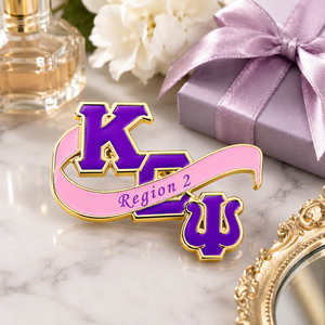 Spilla da Bavero di Alta Qualità con Logo Smaltato Rigido del Simbolo della Sorority Kappa Epsilon Psi, Design Greco KEP, Tonalità Viola e Rosa - Product Image 3