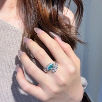 Bague en argent S925 plaqué rhodium avec gemme bleue YAG taille marquise, bande géométrique en diamant, design ouvert ajustable pour occasions festives